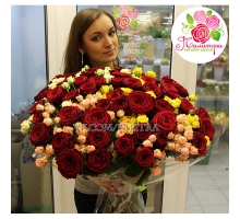 101 роза: красные + кустовые розы микс
