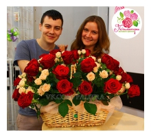 Корзина из 51 розы: красная + кустовая