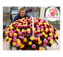 Яркая корзина из 333 разноцветных роз 