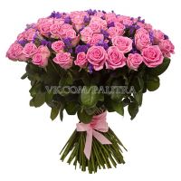 101 розовая роза со статицей