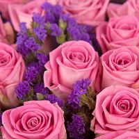 51 розовая роза со статицей