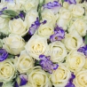 51 белая роза с лизиантусами бело-синими