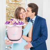 Цветы в коробке (лизиантусы)