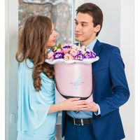 Цветы в коробке (лизиантусы)