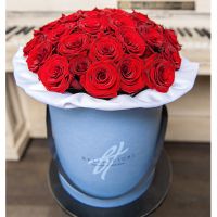 Красные розы в коробке 