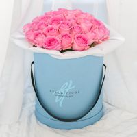 Нежно-розовые розы в шляпной коробке