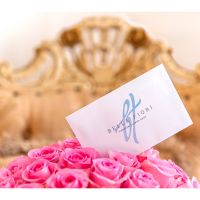 Нежно-розовые розы в шляпной коробке