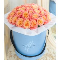 Персиковые розы в коробке