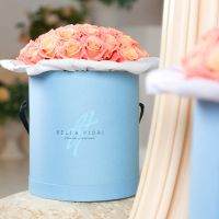 Персиковые розы в коробке