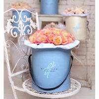 Персиковые розы в коробке