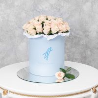 Кремовые розы в стильной коробке