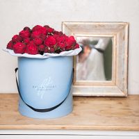 Пионовидные розы «Ред пиано» в коробке Medium