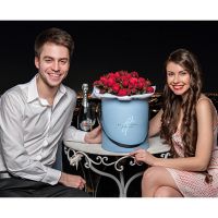 Пионовидные розы «Ред пиано» в коробке Medium