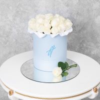 Белые розы в шляпной коробочке