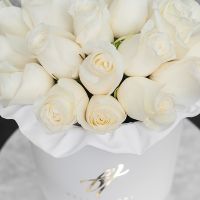 Белые розы в шляпной коробочке