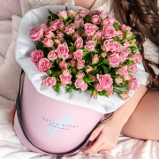 Розовые кустовые розы в стильной коробочке 