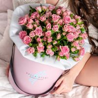 Розовые кустовые розы в стильной коробочке 