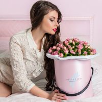 Розовые кустовые розы в стильной коробочке 