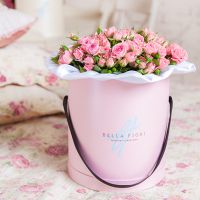 Розовые кустовые розы в стильной коробочке 