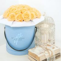 Коробка с кремовыми розами