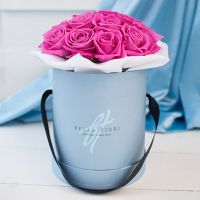 Розовые розы в малой коробке