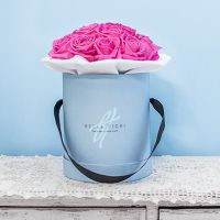 Розовые розы в малой коробке