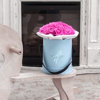 Розовые розы в малой коробке