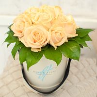 Кремовые розы в малой коробке от Bella Fiori