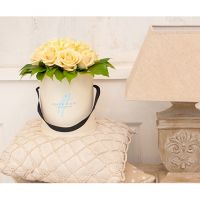 Кремовые розы в малой коробке от Bella Fiori
