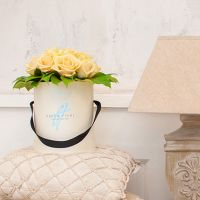 Кремовые розы в малой коробке от Bella Fiori