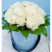 Белые розы в мини-коробке от Bella Fiori