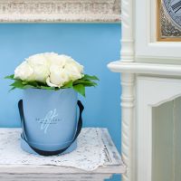 Белые розы в мини-коробке от Bella Fiori