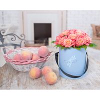 Персиковые розы в малой коробке