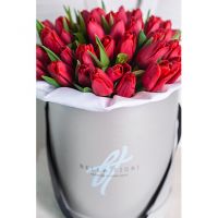 Красные тюльпаны в коробке