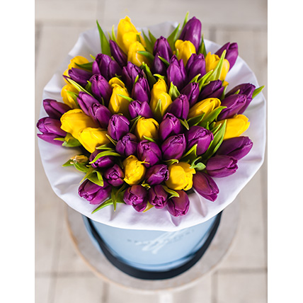 Коробка с фиолетовыми и желтыми тюльпанами