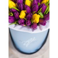 Коробка с фиолетовыми и желтыми тюльпанами
