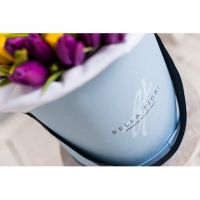 Коробка с фиолетовыми и желтыми тюльпанами