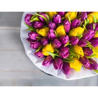 Коробка с фиолетовыми и желтыми тюльпанами