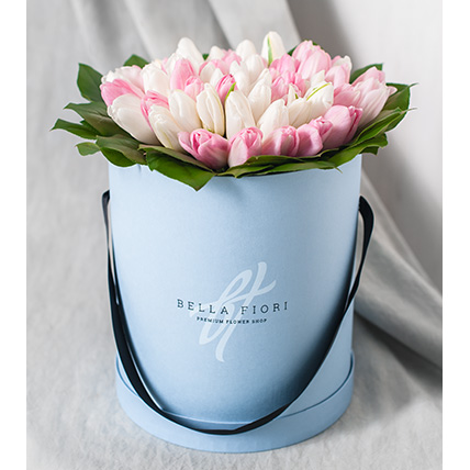 Коробка с белыми и нежно-розовыми тюльпанами