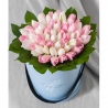 Коробка с белыми и нежно-розовыми тюльпанами