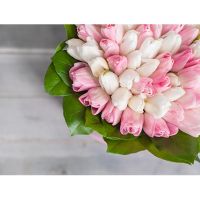 Коробка с белыми и нежно-розовыми тюльпанами