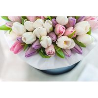 Нежное сочетание тюльпанов в коробке