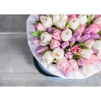 Нежное сочетание тюльпанов в коробке