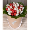 Белые и красные тюльпаны в стильной коробке