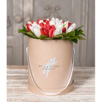 Белые и красные тюльпаны в стильной коробке