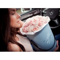 Пионовидные розы Девида Остина в коробке