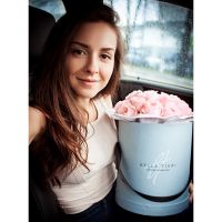 Пионовидные розы Девида Остина в коробке