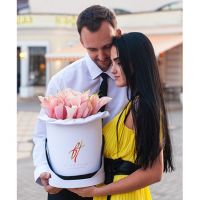 Каллы персиковые в белой коробке