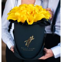 Желтые каллы в премиум коробке