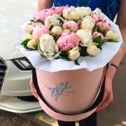Коробка с розовыми и белыми пионами